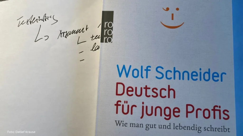 Texten mit KI braucht Sprachgefühl: Buch von Wolf Schneider über gutes Schreiben, kombiniert mit handschriftlichen Notizen.